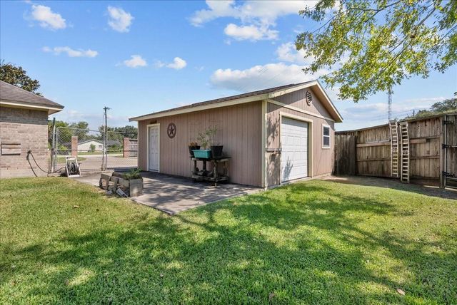 105 Canal Drive, Friendswood, TX 77546