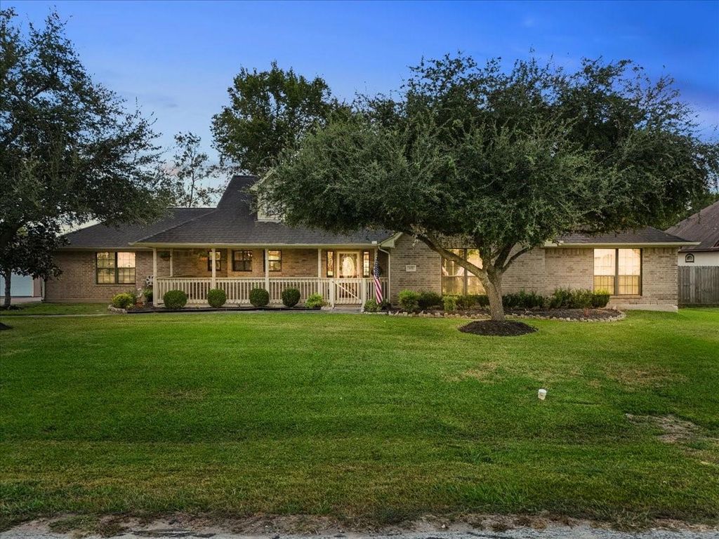 105 Canal Drive, Friendswood, TX 77546