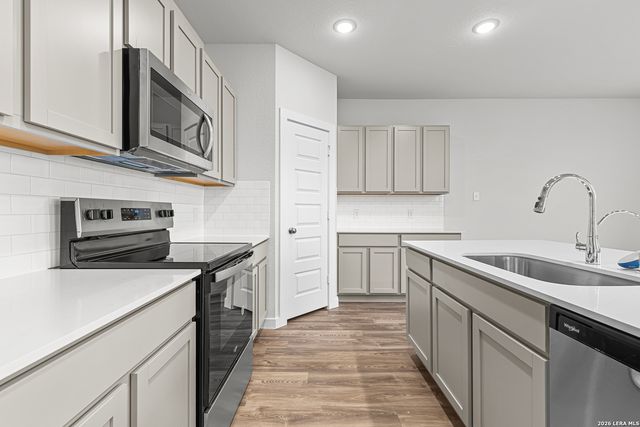 9978 Chavaneaux Lndg, San Antonio, TX 78221