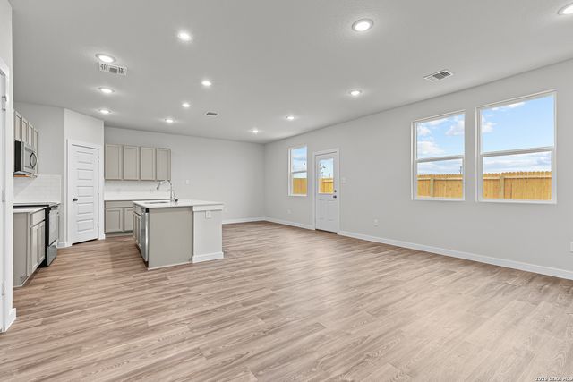9978 Chavaneaux Lndg, San Antonio, TX 78221