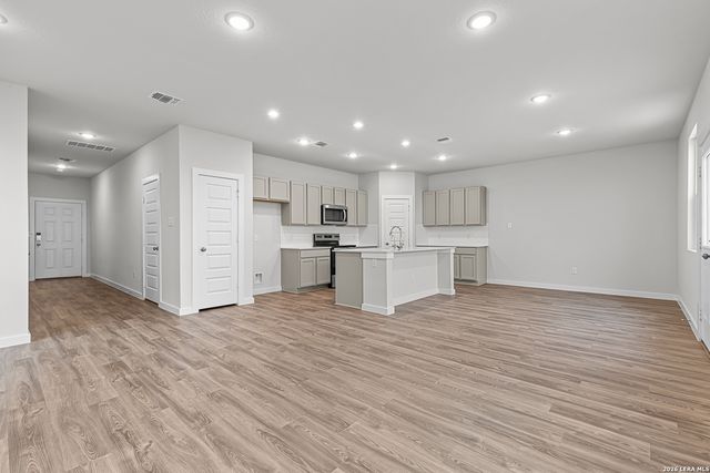 9978 Chavaneaux Lndg, San Antonio, TX 78221