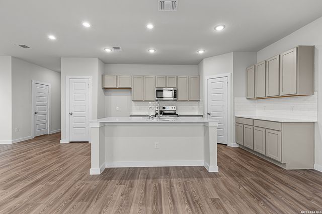 9978 Chavaneaux Lndg, San Antonio, TX 78221