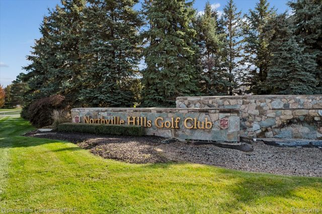 46592 Pinehurst Circle N, Northville Township, MI 48168