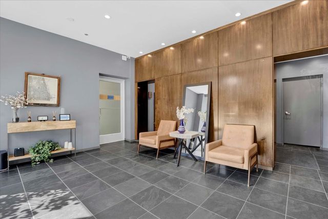 1118 W FULTON Street 202, Chicago, IL 60607