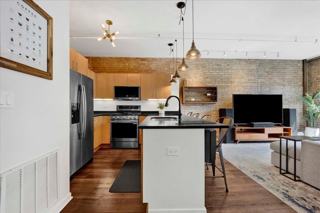 1118 W FULTON Street 202, Chicago, IL 60607