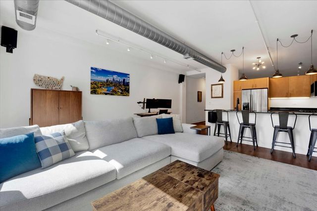 1118 W FULTON Street 202, Chicago, IL 60607