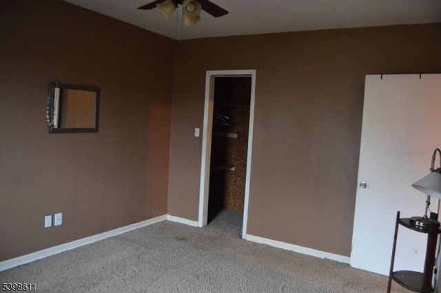 92 Oak Grove Rd, Raritan Twp., NJ 08822