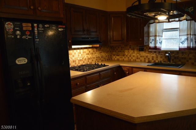 92 Oak Grove Rd, Raritan Twp., NJ 08822