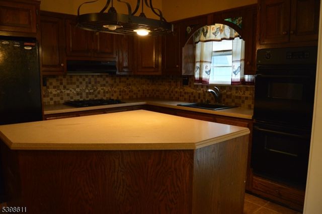 92 Oak Grove Rd, Raritan Twp., NJ 08822