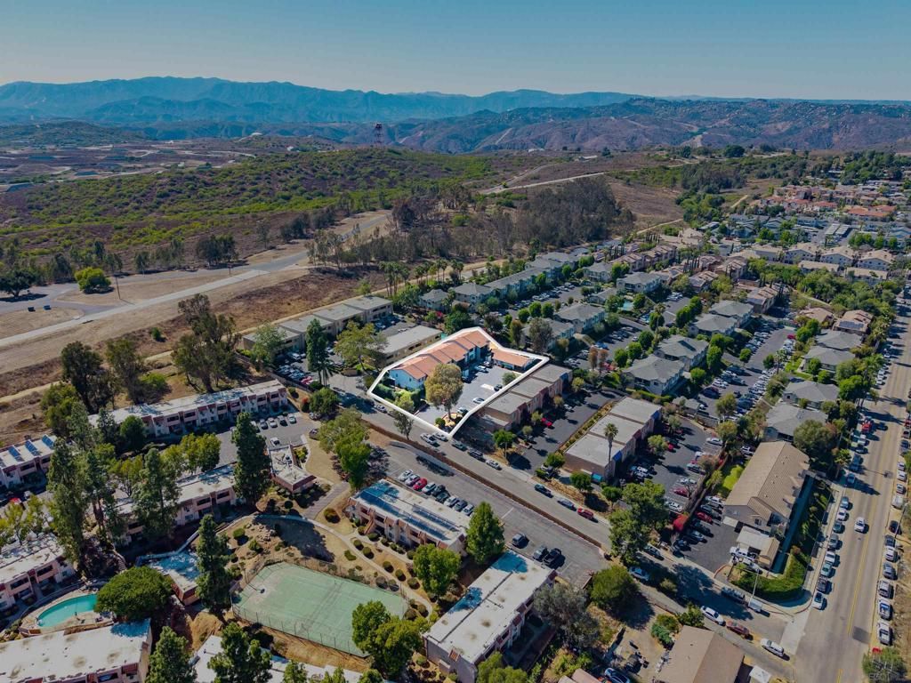 Image 1 of property listing at 725 Alturas Lane, Fallbrook, CA 92028