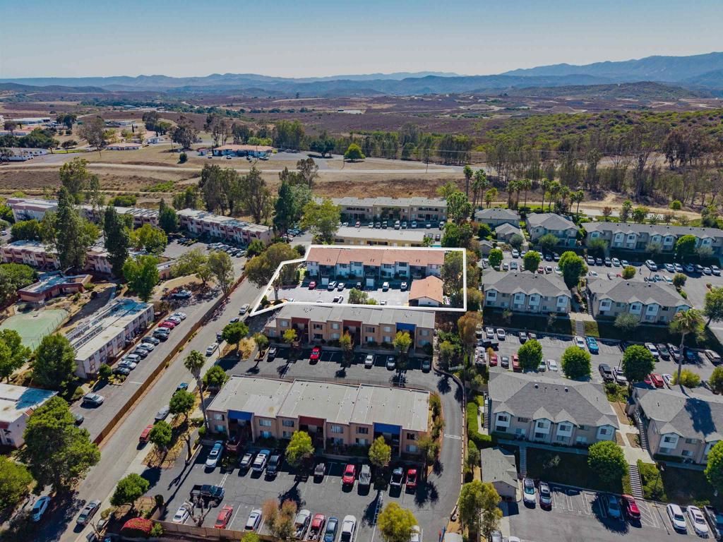 Image 3 of property listing at 725 Alturas Lane, Fallbrook, CA 92028