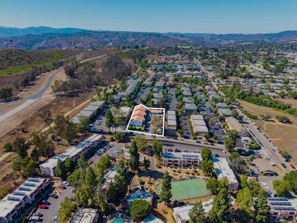 Image 4 of property listing at 725 Alturas Lane, Fallbrook, CA 92028