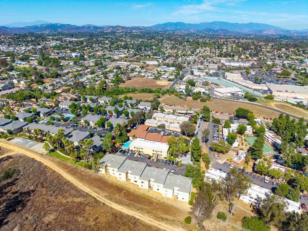 Image 7 of property listing at 725 Alturas Lane, Fallbrook, CA 92028