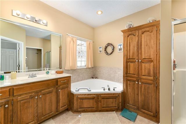 1108 SW Hoke Drive, Lee's Summit, MO 64081