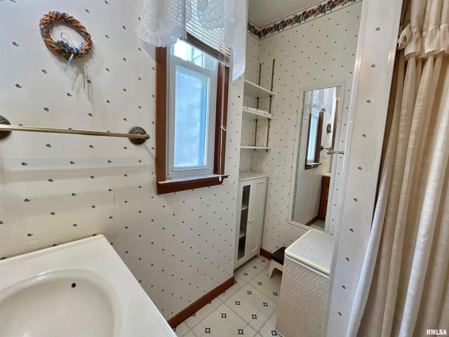 633 4TH Avenue S, Clinton, IA 52732