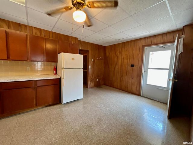 633 4TH Avenue S, Clinton, IA 52732