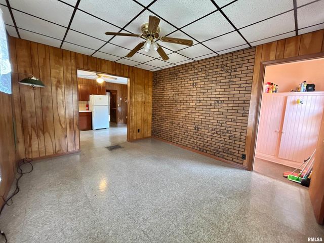 633 4TH Avenue S, Clinton, IA 52732