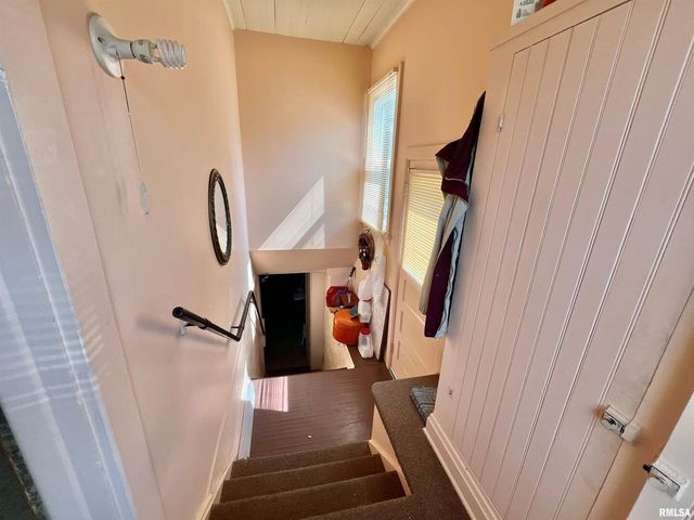 633 4TH Avenue S, Clinton, IA 52732