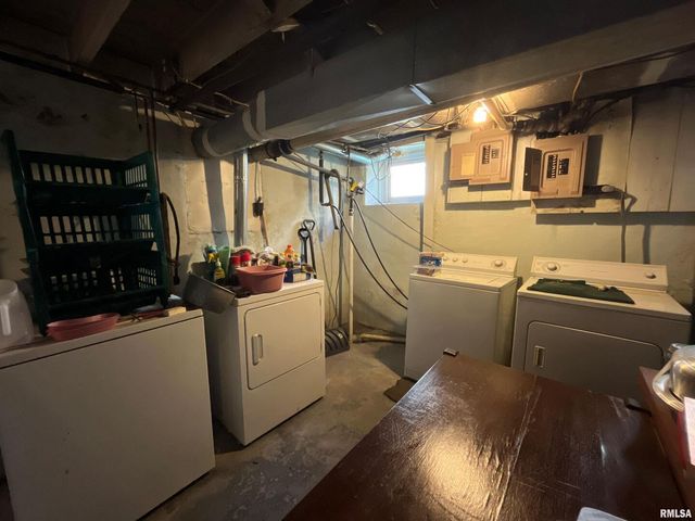 633 4TH Avenue S, Clinton, IA 52732