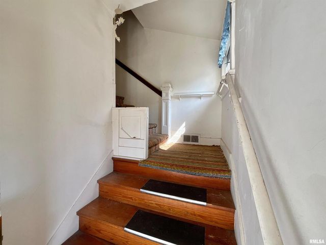 633 4TH Avenue S, Clinton, IA 52732