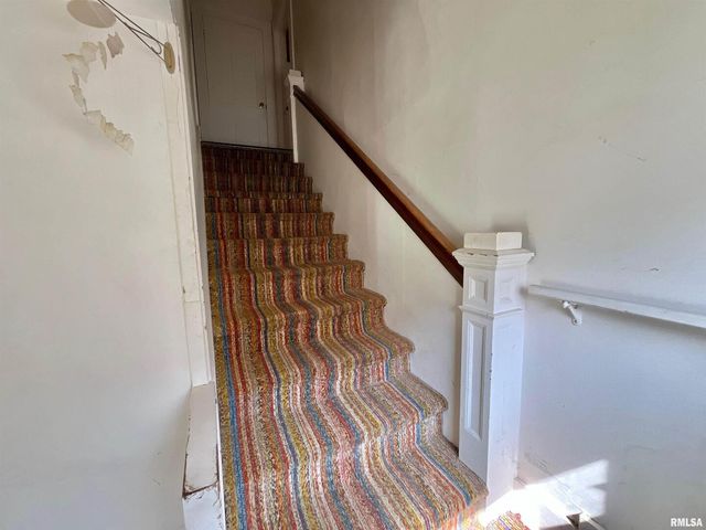 633 4TH Avenue S, Clinton, IA 52732