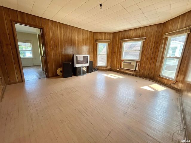 633 4TH Avenue S, Clinton, IA 52732