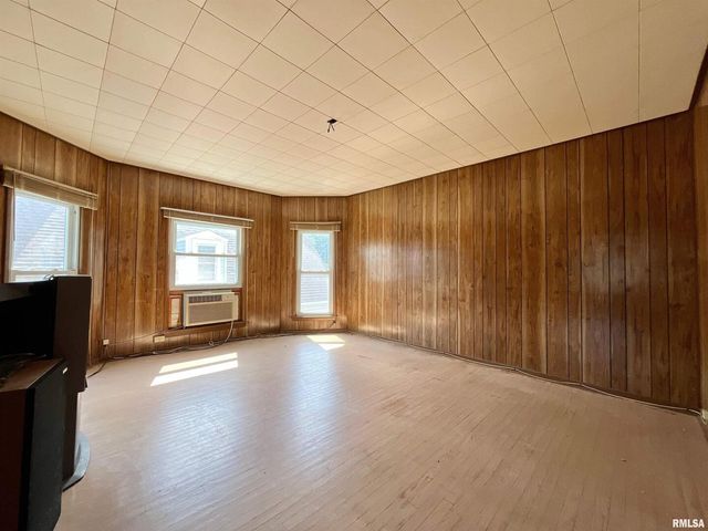 633 4TH Avenue S, Clinton, IA 52732