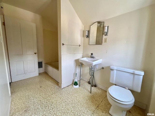 633 4TH Avenue S, Clinton, IA 52732