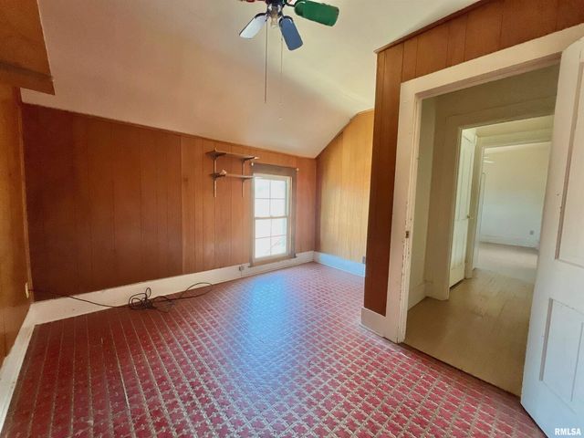 633 4TH Avenue S, Clinton, IA 52732