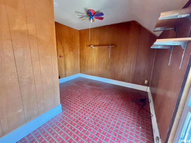 633 4TH Avenue S, Clinton, IA 52732