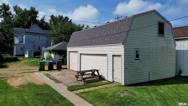 633 4TH Avenue S, Clinton, IA 52732