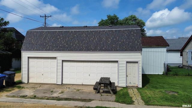 633 4TH Avenue S, Clinton, IA 52732