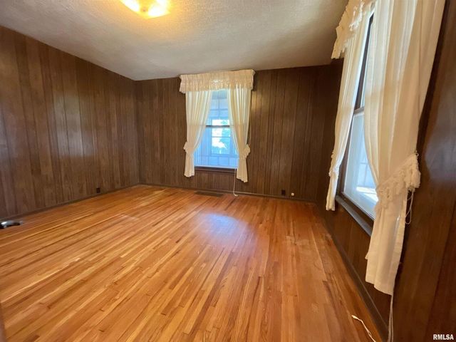 633 4TH Avenue S, Clinton, IA 52732