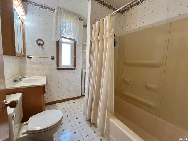 633 4TH Avenue S, Clinton, IA 52732