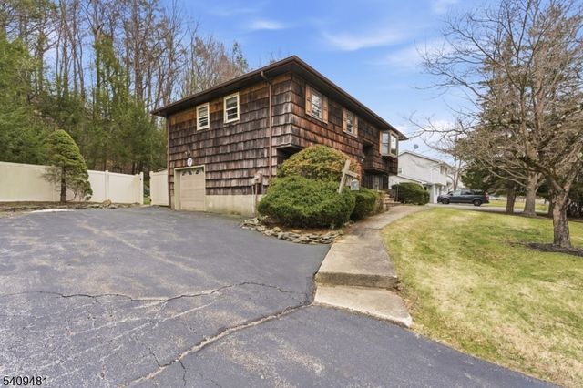 9 Hemlock Dr, Franklin Boro, NJ 07416