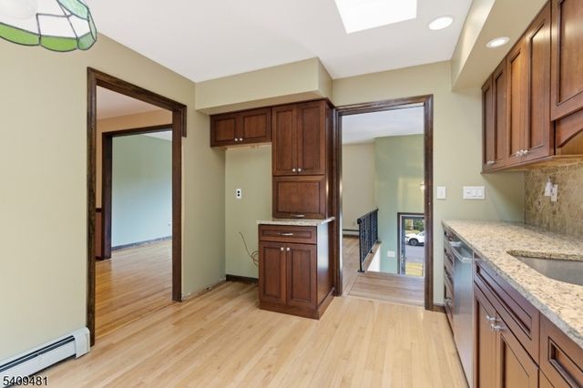 9 Hemlock Dr, Franklin Boro, NJ 07416