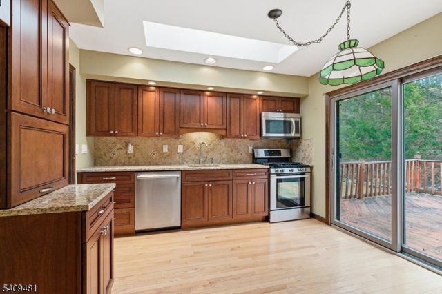 9 Hemlock Dr, Franklin Boro, NJ 07416