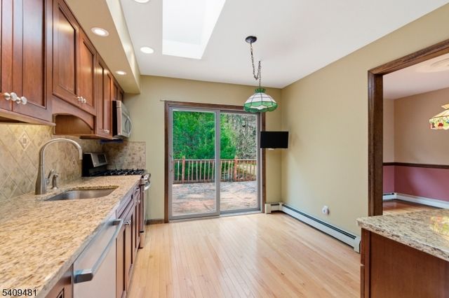 9 Hemlock Dr, Franklin Boro, NJ 07416