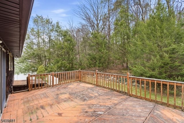 9 Hemlock Dr, Franklin Boro, NJ 07416