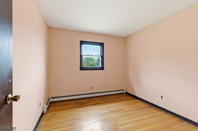 9 Hemlock Dr, Franklin Boro, NJ 07416