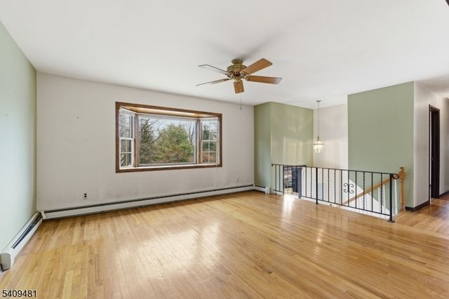 9 Hemlock Dr, Franklin Boro, NJ 07416