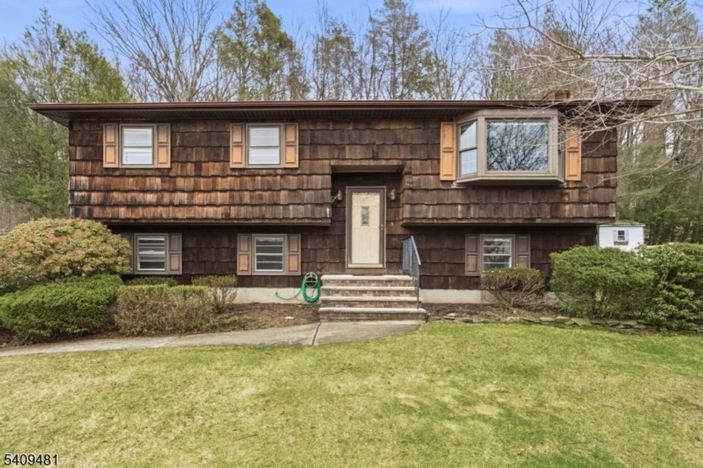 9 Hemlock Dr, Franklin Boro, NJ 07416