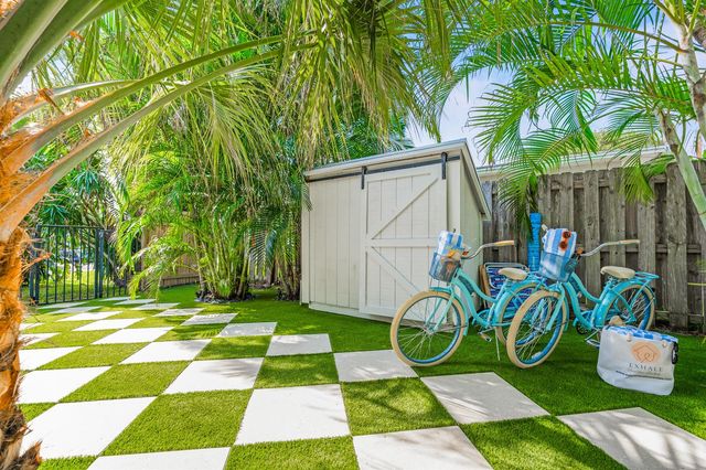 7 Fayette Drive, Boynton Beach, FL 33435