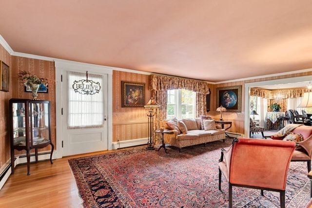 50 Chestnut St, Lynnfield, MA 01940