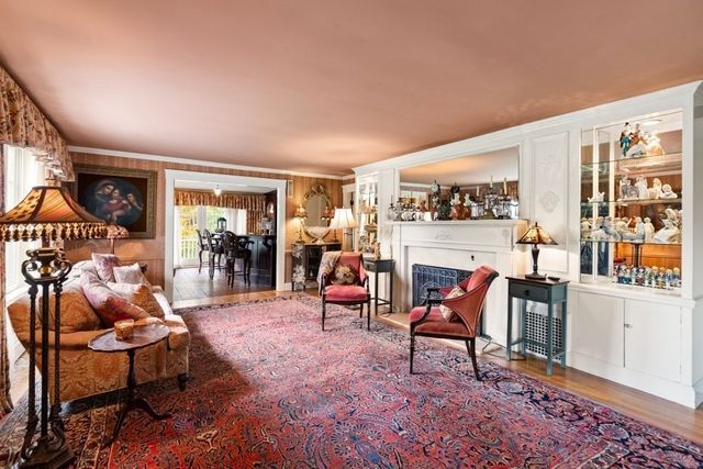 50 Chestnut St, Lynnfield, MA 01940