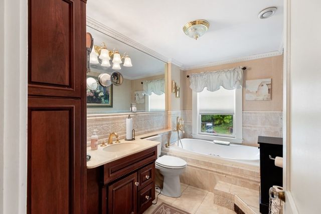 50 Chestnut St, Lynnfield, MA 01940
