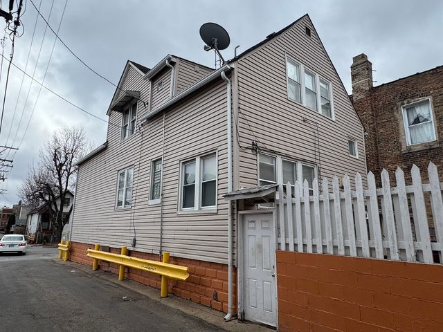 2814 W Fletcher Street, Chicago, IL 60618