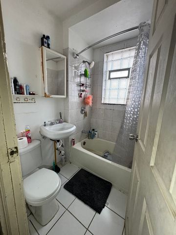 2814 W Fletcher Street, Chicago, IL 60618