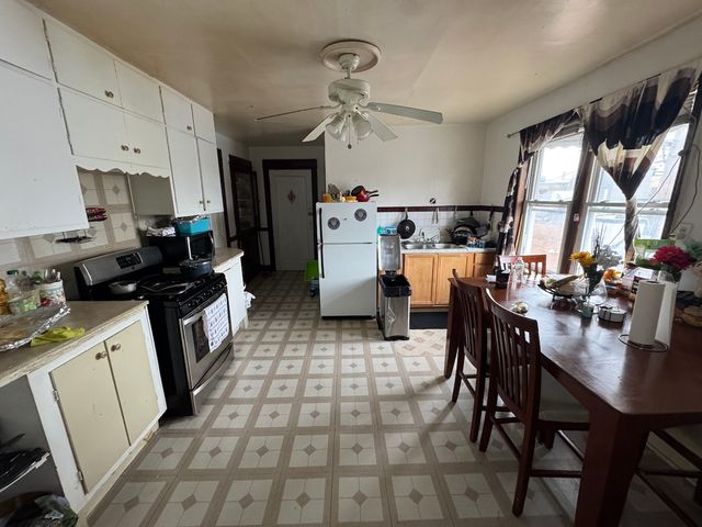 2814 W Fletcher Street, Chicago, IL 60618