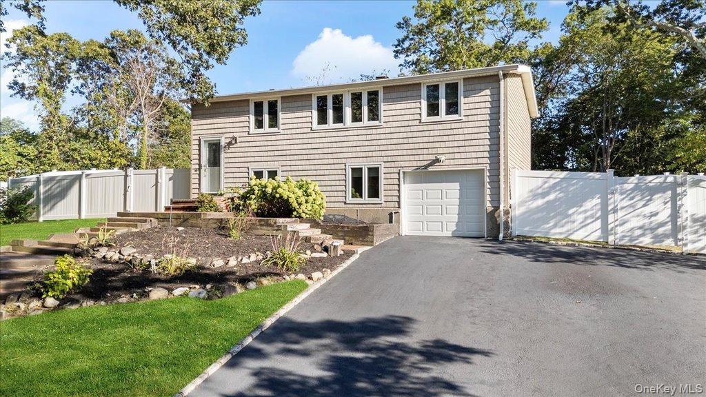 30 Bunny Lane, East Setauket, NY 11733